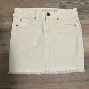 White mini skirt American eagle super stretch size 4